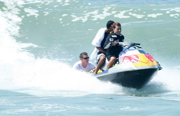 Luciano Huck se aventura em bote puxado por jet ski