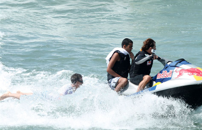 Luciano Huck se aventura em bote puxado por jet ski