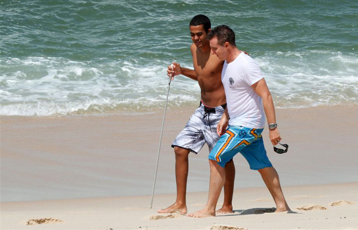 Luciano Huck se aventura em bote puxado por jet ski