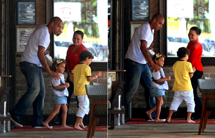 Adriano almoça com os filhos em churrascaria no Rio