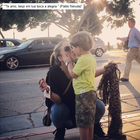Claudia Leitte posta foto dando selinho no filho