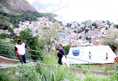 Ator de Cisne Negro: Vincent Cassel visita comunidade carioca