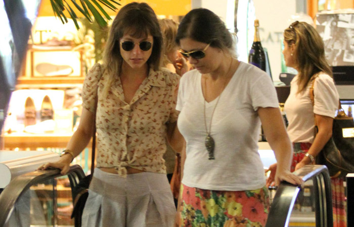 (VERA)Juliana Didone desfila com look moderninho em shopping, no Rio