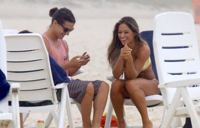 (VERA) Mayra Cardi exibe boa forma na praia no Rio de Janeiro