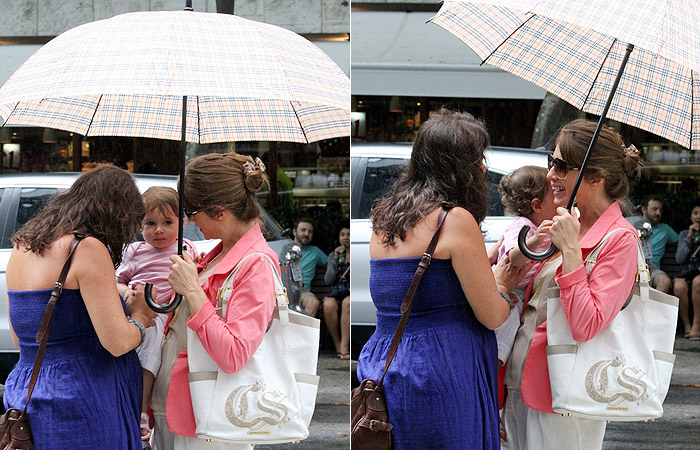 Letícia Spiller brinca com a filha durante almoço em restaurante