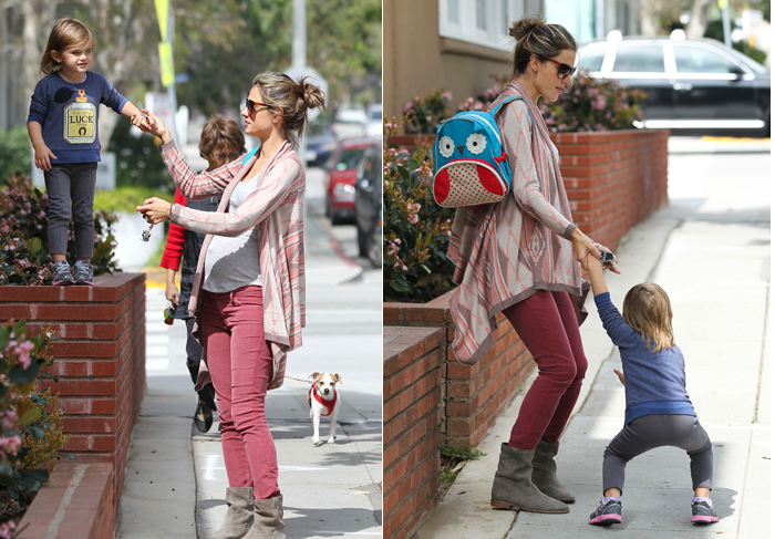 Grávida, Alessandra Ambrósio passeia com a filha por Santa Mônica