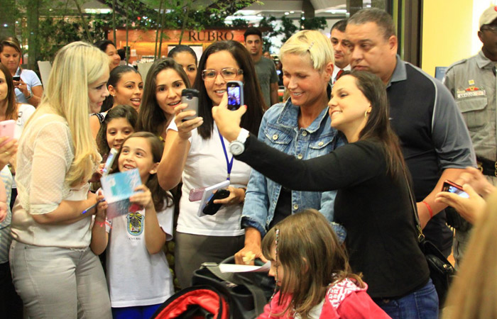 Xuxa causa tumulto em shopping no Rio de Janeiro