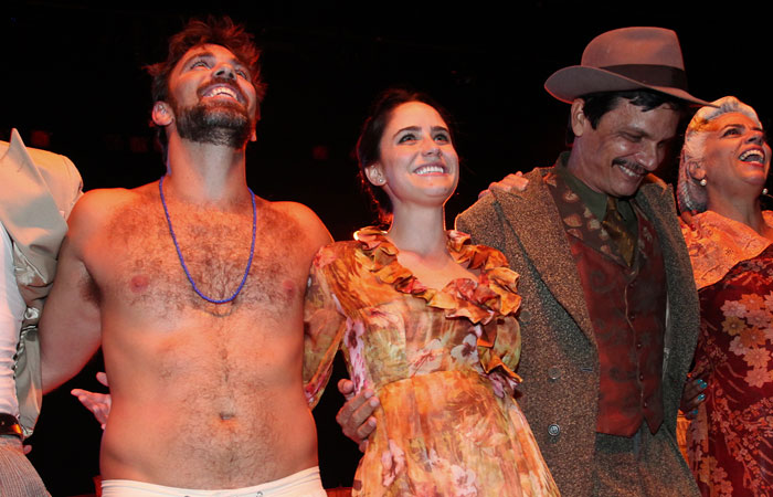 Marcelo Faria e Fernanda Vasconcellos protagonizam peça teatral - O Fuxico