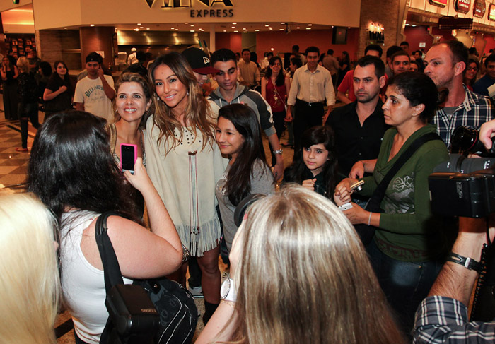 Sabrina Sato provocou tumulto ao chegar ao teatro em um shopping de São Paulo