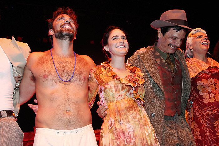 Fernanda Vasconcellos toda feliz em sua estreia como Dona Flor no teatro