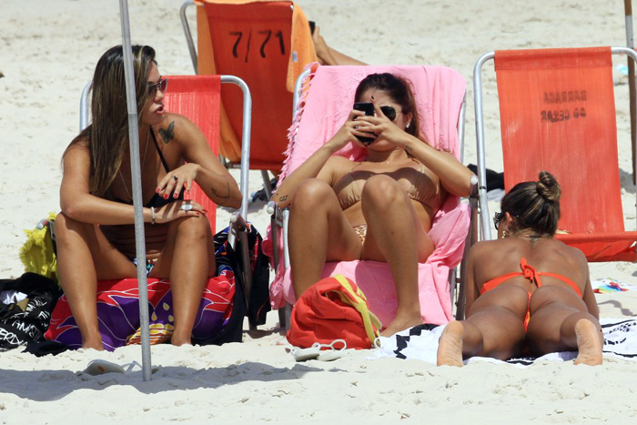 Mayra Cardi retoca o bronzeado no último sábado de verão