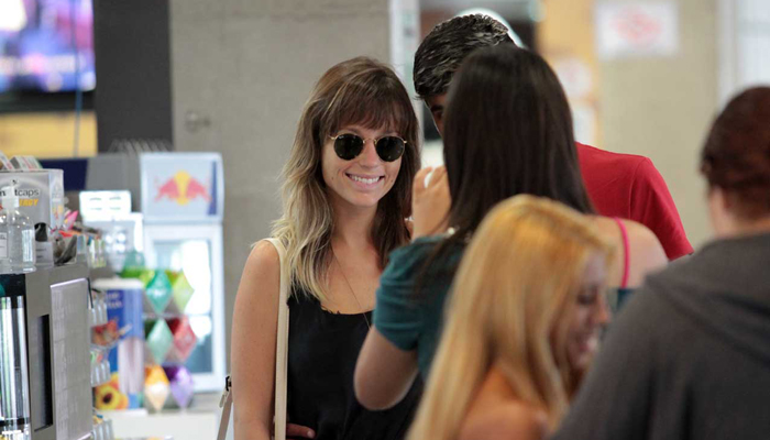 Juliana Didone toma cafezinho no aeroporto de Congonhas SP