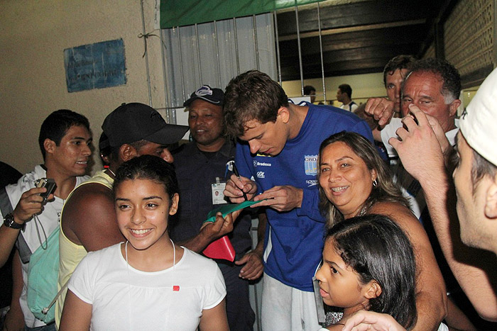 Cesar Cielo causa euforia em parque aquático do Pará