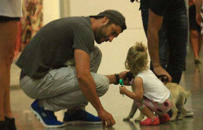 Victor Pecoraro passeia com a filha em shopping carioca - O Fuxico