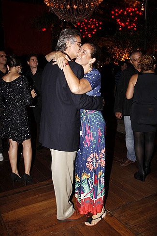 Lília Cabral dança com o marido em festa de Fina Estampa