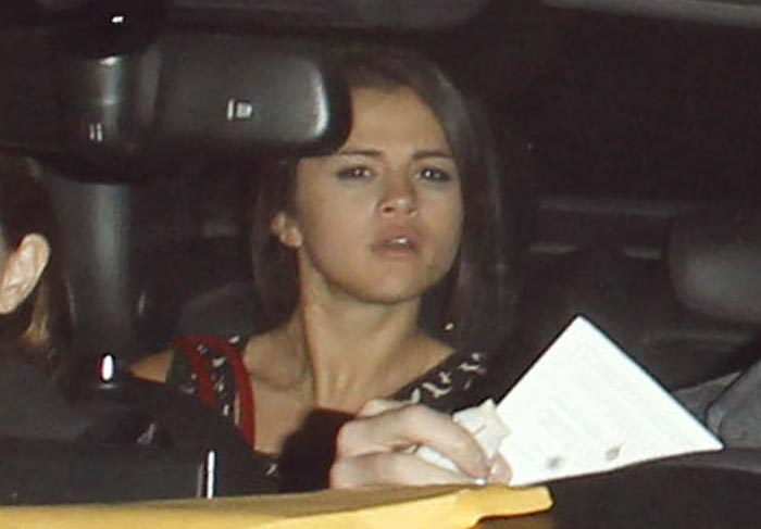 Tá dodói? Selena Gomez clicada com Justin Bieber na saída de hospital O Fuxico