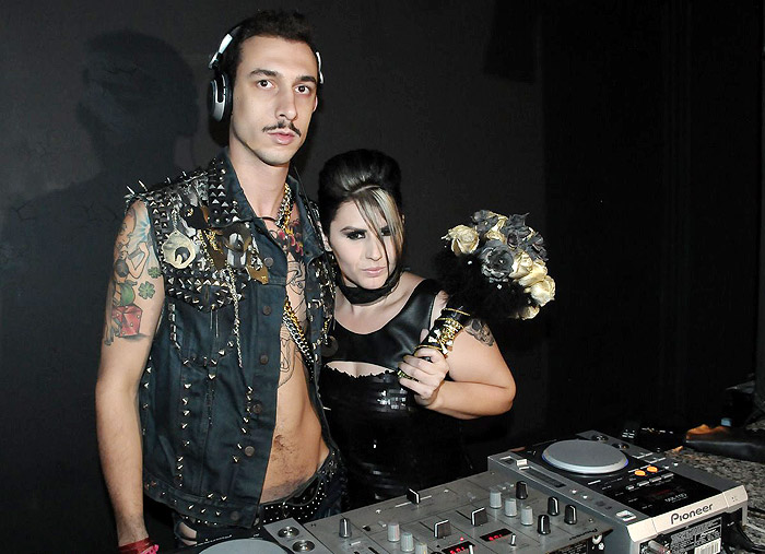 A noiva se animou ao lado do DJ 