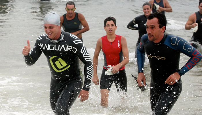 Luciano Huck mostra seu lado atleta em campeonato no Rio