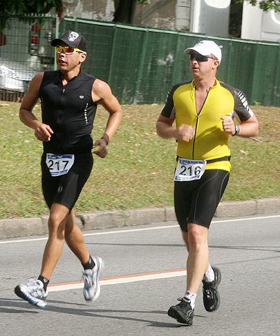 Luciano Huck mostra seu lado atleta em campeonato no Rio.