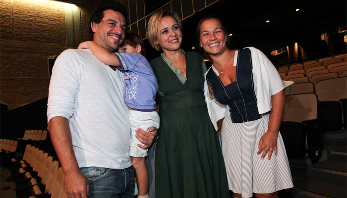 Giulia Gam recebe o carinho de Rodrigo Lombardi em estreia de espetáculo em São Paulo