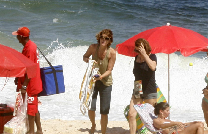 (FAVIA) Mônica Torre curte praia com a família