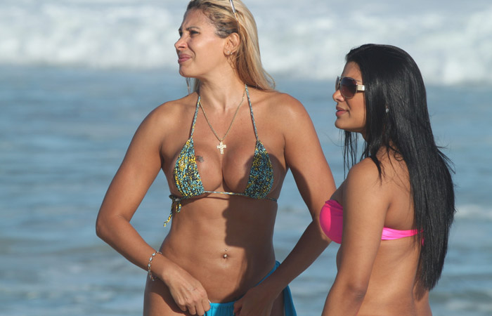 (FLAVIA) Ângela Bismarchi e Julina Almeida se encontram na praia