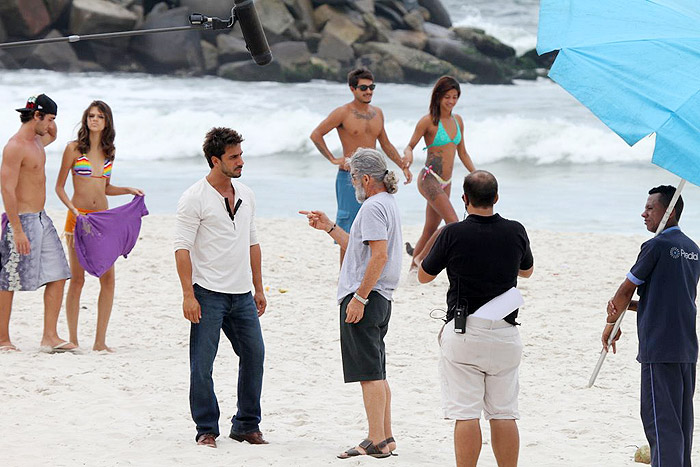 Atores gravaram na praia da Barra da Tijuca.