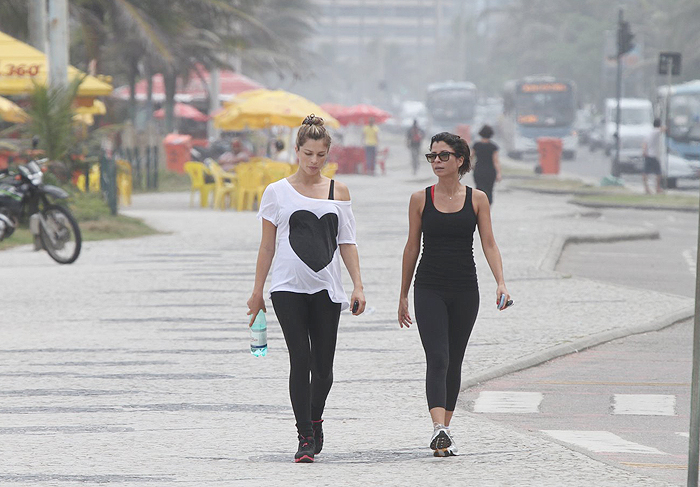 Grávida, Grazi Massafera passeia pela orla do Leblon, no Rio