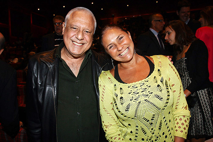 Antônio Fagundes leva o filho à inauguração de teatro