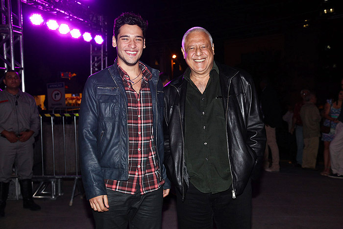 Antônio Fagundes leva o filho à inauguração de teatro