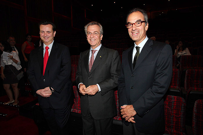 Antônio Fagundes leva o filho à inauguração de teatro