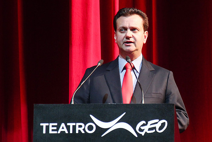 Antônio Fagundes leva o filho à inauguração de teatro