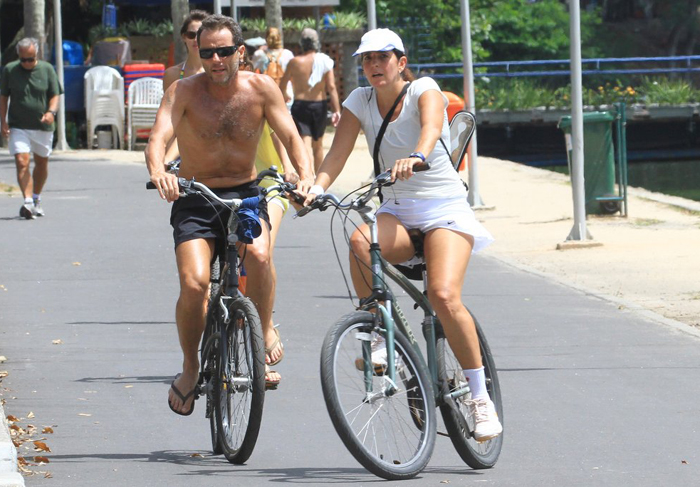 Malu Mader e Tony Bellotto se exercitam na Lagoa Rodrigo de Freitas