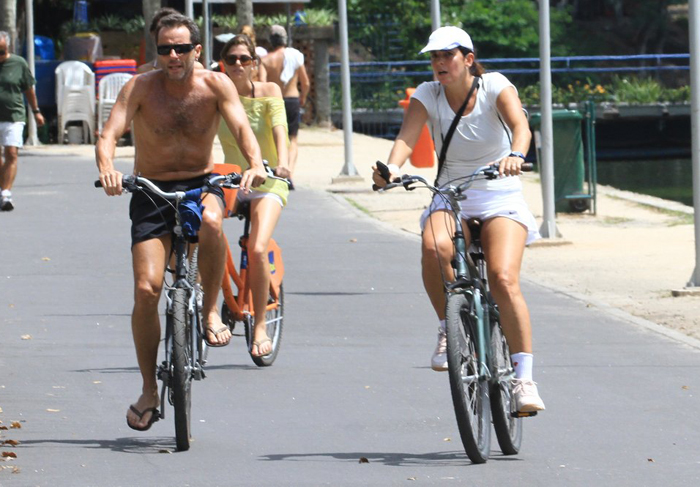 Malu Mader e Tony Bellotto se exercitam na Lagoa Rodrigo de Freitas