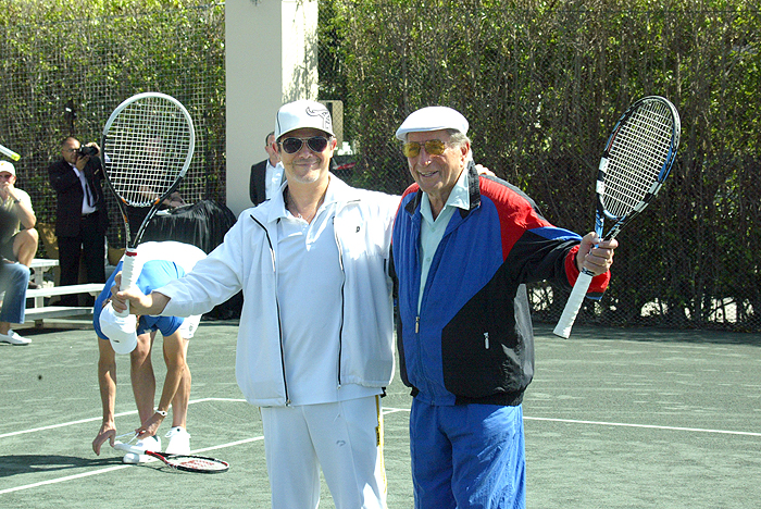 Alejandro Sanz joga tênis com Tony Bennett em evento beneficente