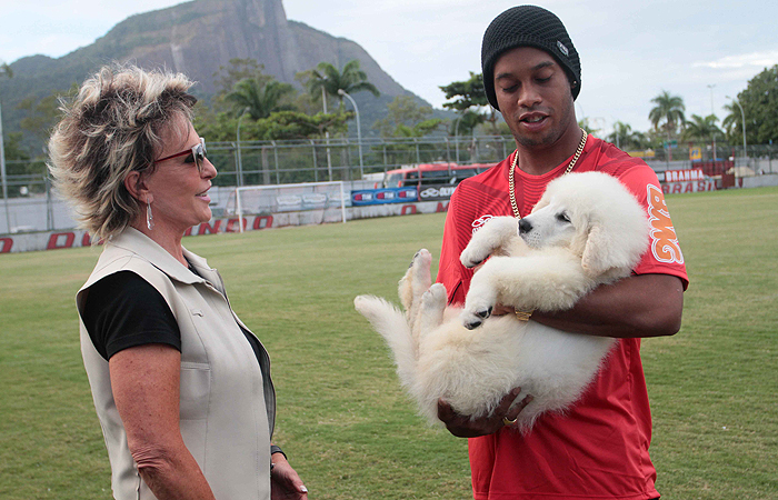 Ana Maria entrega cachorro prometido à Ronaldinho Gaúcho