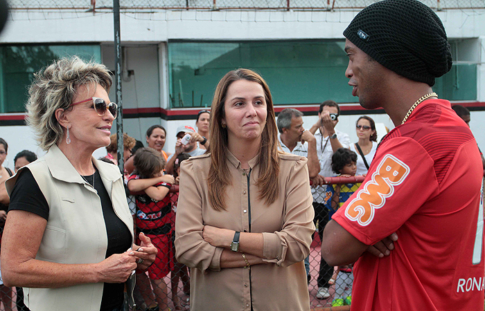 Ana Maria entrega cachorro prometido à Ronaldinho Gaúcho