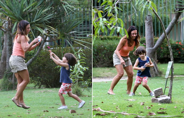 (VERA) Carla Marins brinca com o filho em uma praça no Rio