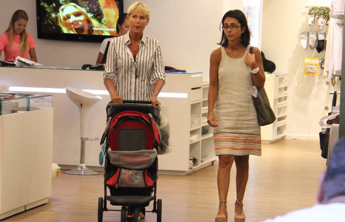 Xuxa leva seu cachorro para passear em carrinho de bebê Ofuxico