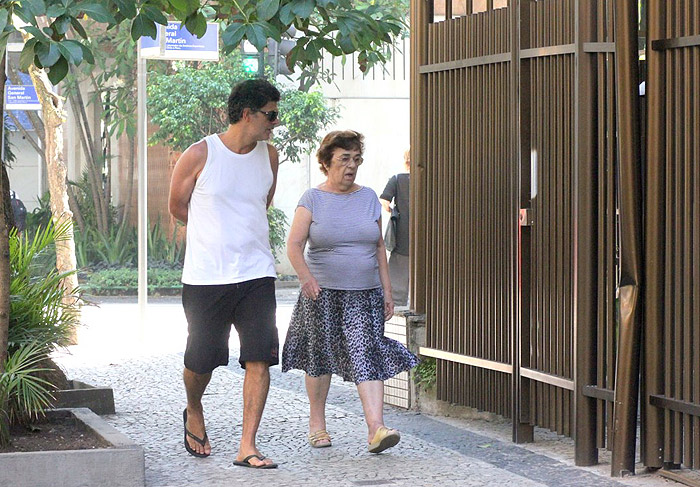 Eduardo Moscovis caminha com a mãe pelo Leblon 