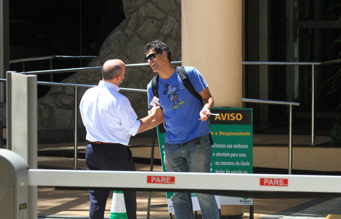 Eduardo Moscovis visita a mulher e o filho na maternidade