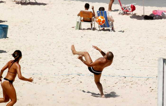  Eri Johnson curte primeiro dia de férias na praia