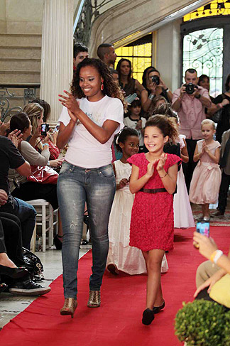 Claudia Raia rouba a cena em desfile infantil