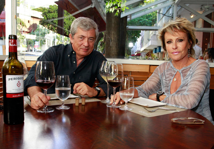 Ana Maria Braga tem almoço regado a vinho com amigo 