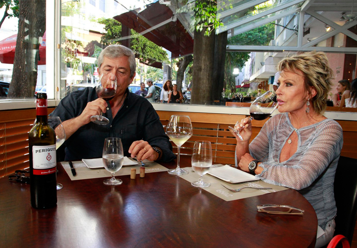 Ana Maria Braga tem almoço regado a vinho com amigo 