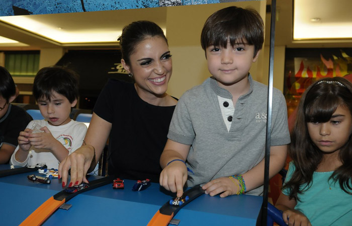 Astrid leva o filho a evento infantil Ofuxico