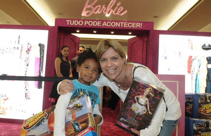 Astrid leva o filho a evento infantil Ofuxico