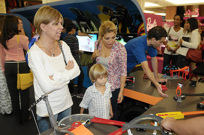 Astrid Fontenelle e Patrícia de Sabrit em evento infantil com os filhos