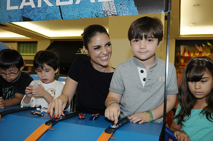 Chris Flores e o filho em evento infantil