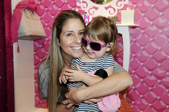 Patrícia Maldonado e a filha, Nina, em evento infantil